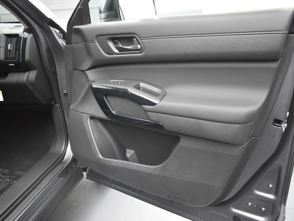 2025 Nissan Pathfinder S photo 27