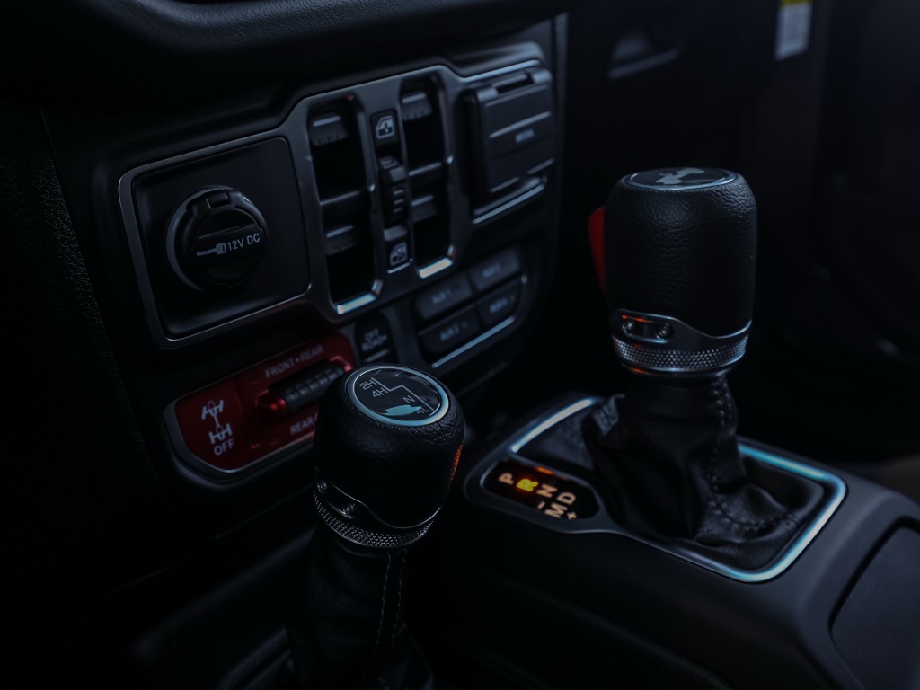 New 2026 Granite Crystal Metallic Clear-Coat Exterior Paint Jeep Rubicon image 30