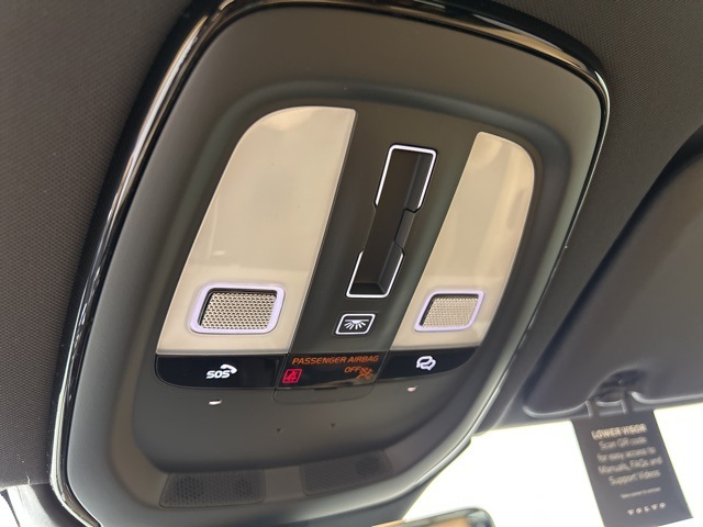 2025 Volvo XC60 B5 photo 33
