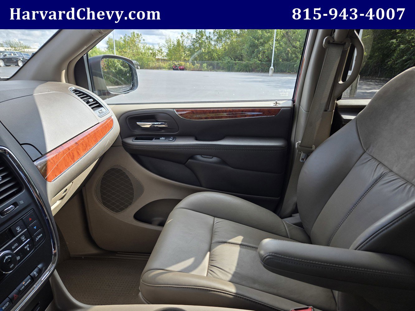 2015 Chrysler Town & Country Limited Platinum photo 13