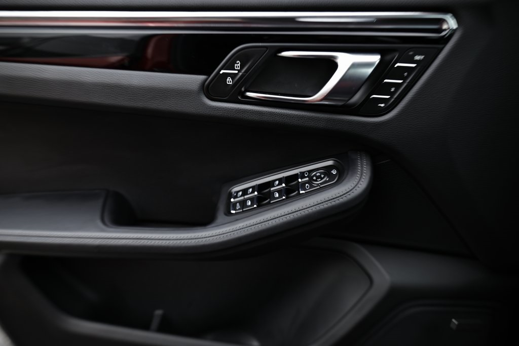 2025 Porsche Macan T photo 19