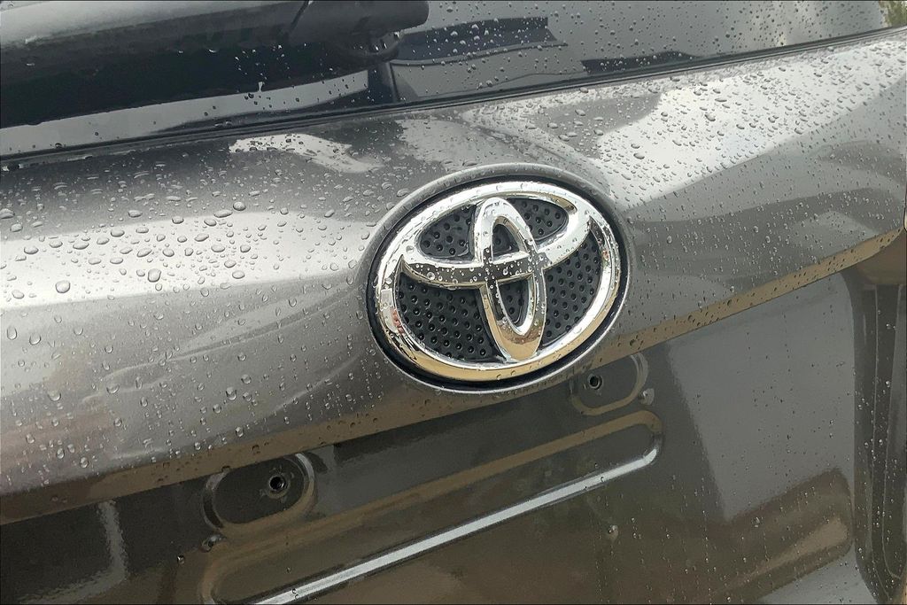 2017 Toyota RAV4 XLE photo 30