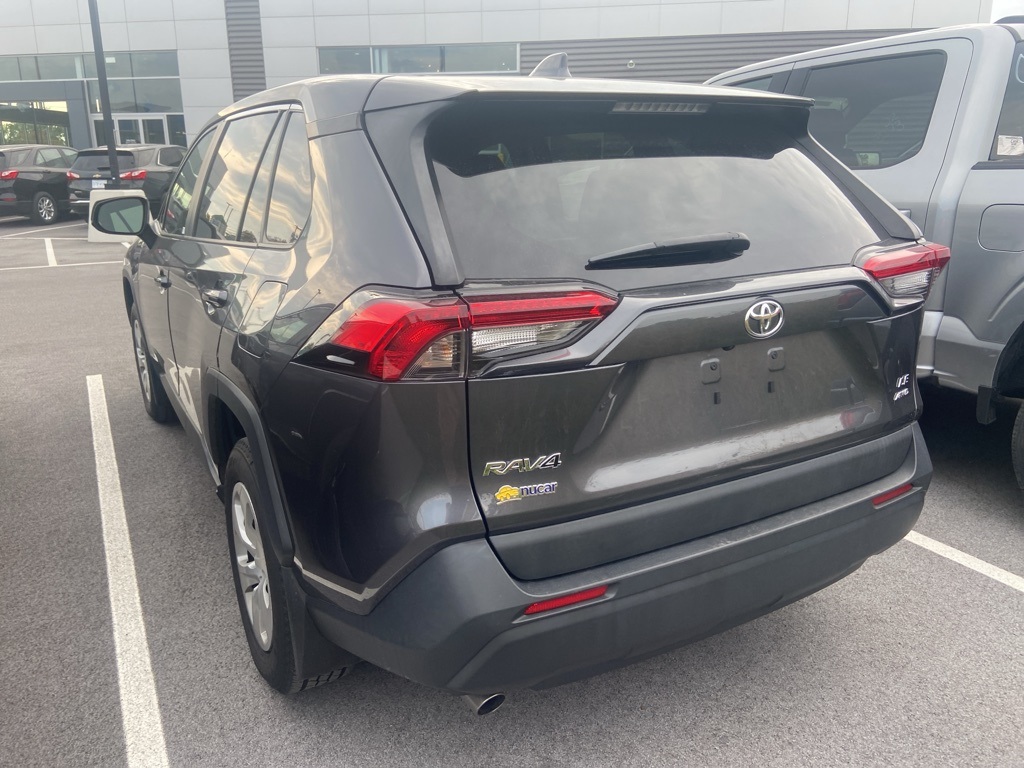 2022 Toyota RAV4 LE photo 4