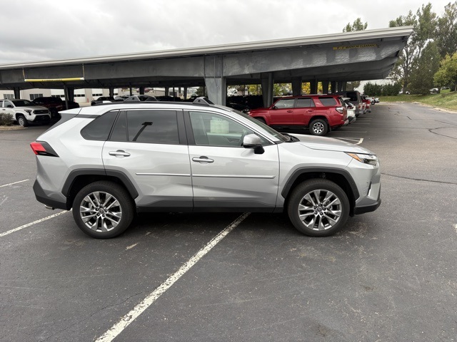 2022 Toyota RAV4 XLE Premium photo 3