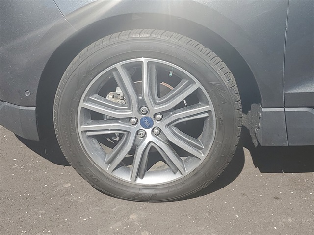 2019 Ford Edge Titanium photo 2