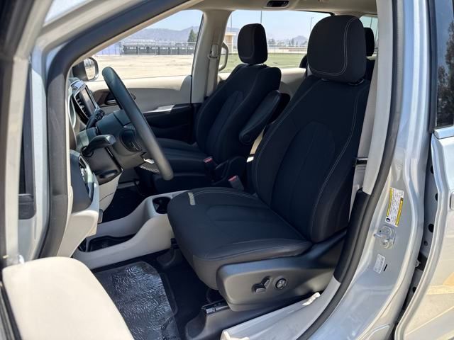 2022 Chrysler Voyager LX photo 4