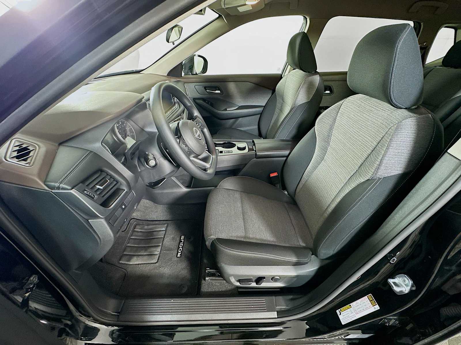 2023 Nissan Rogue SV photo 7