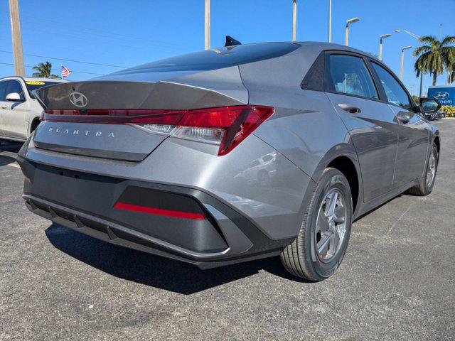 2025 Hyundai Elantra SE photo 4