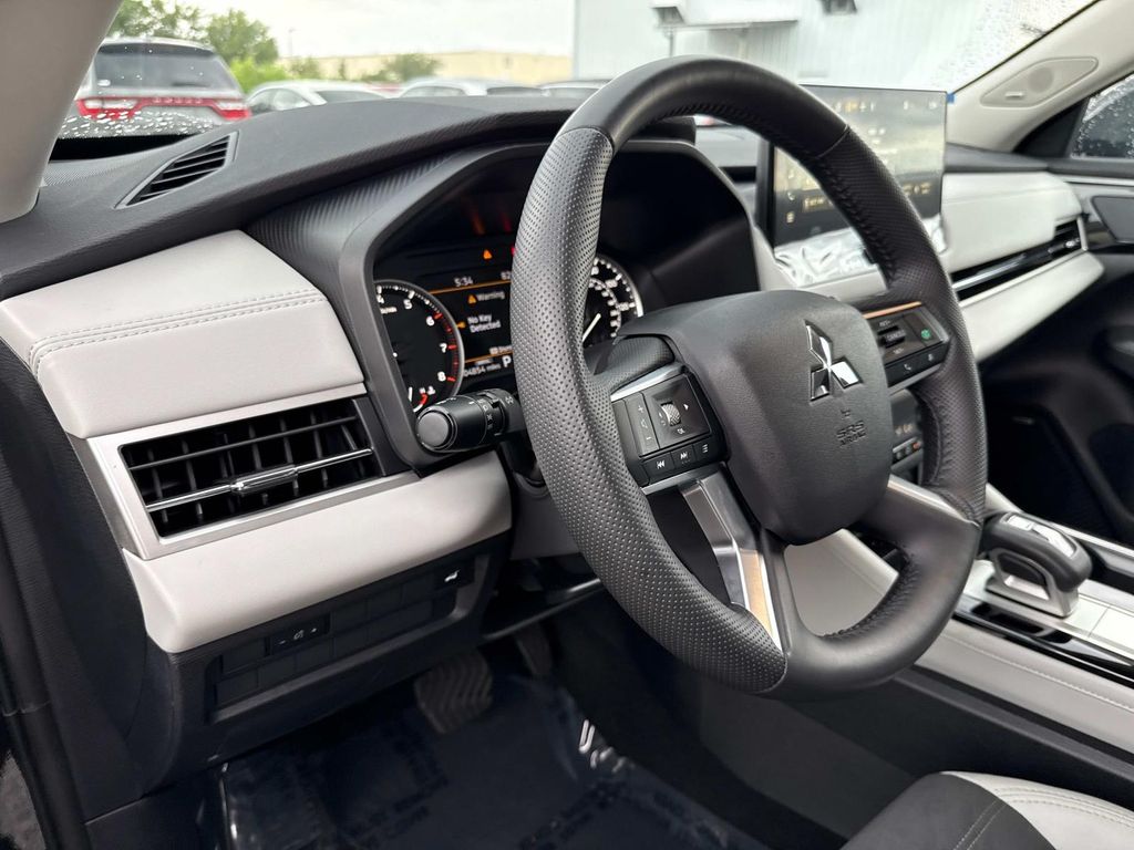 2025 Mitsubishi Outlander SE photo 20