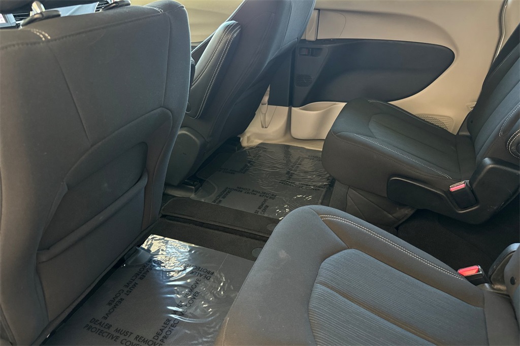 2022 Chrysler Voyager LX photo 10