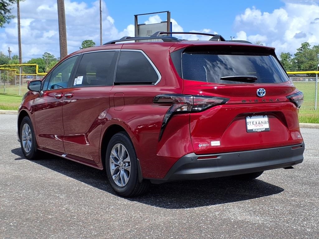 2025 Toyota Sienna XLE photo 5