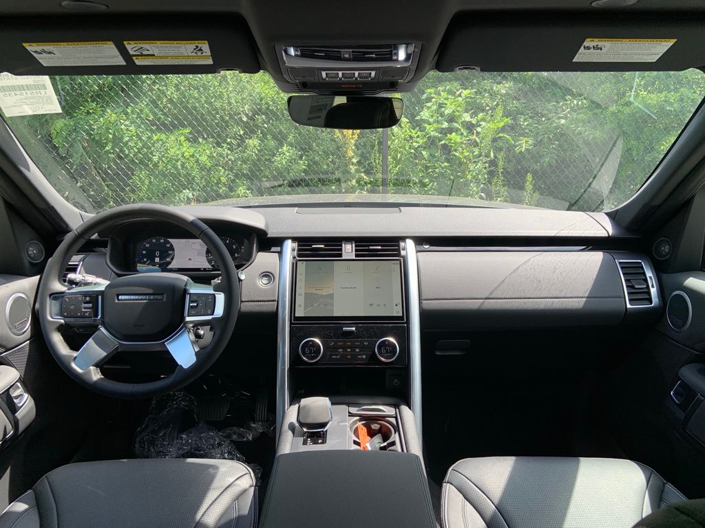 2025 Land Rover Discovery S photo 18