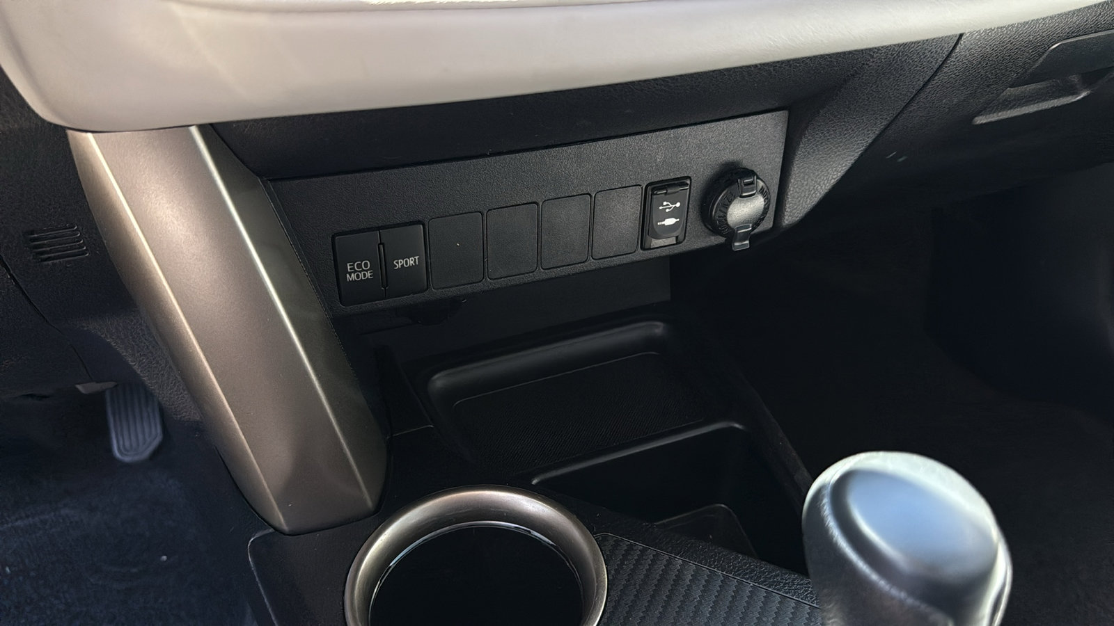 2015 Toyota RAV4 XLE photo 15