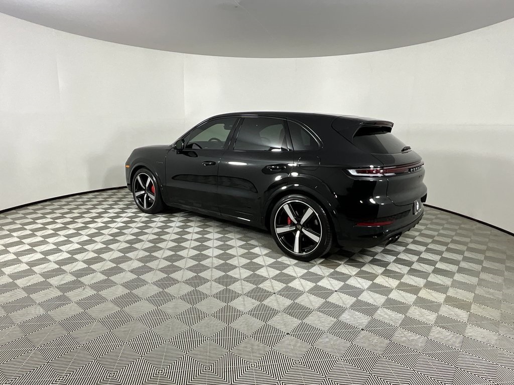 2025 Porsche Cayenne E-Hybrid Turbo photo 2