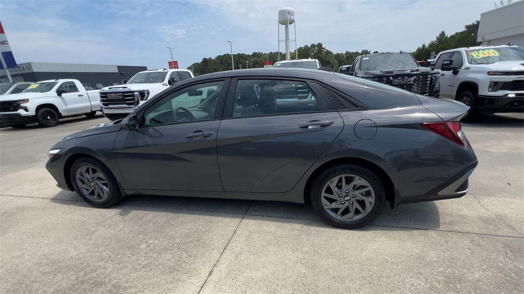 2024 Hyundai Elantra SEL photo 6