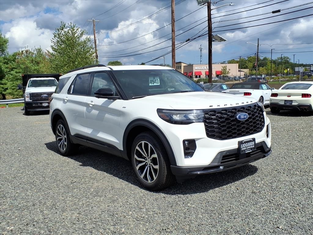 2025 Ford Explorer ST-LINE's photo