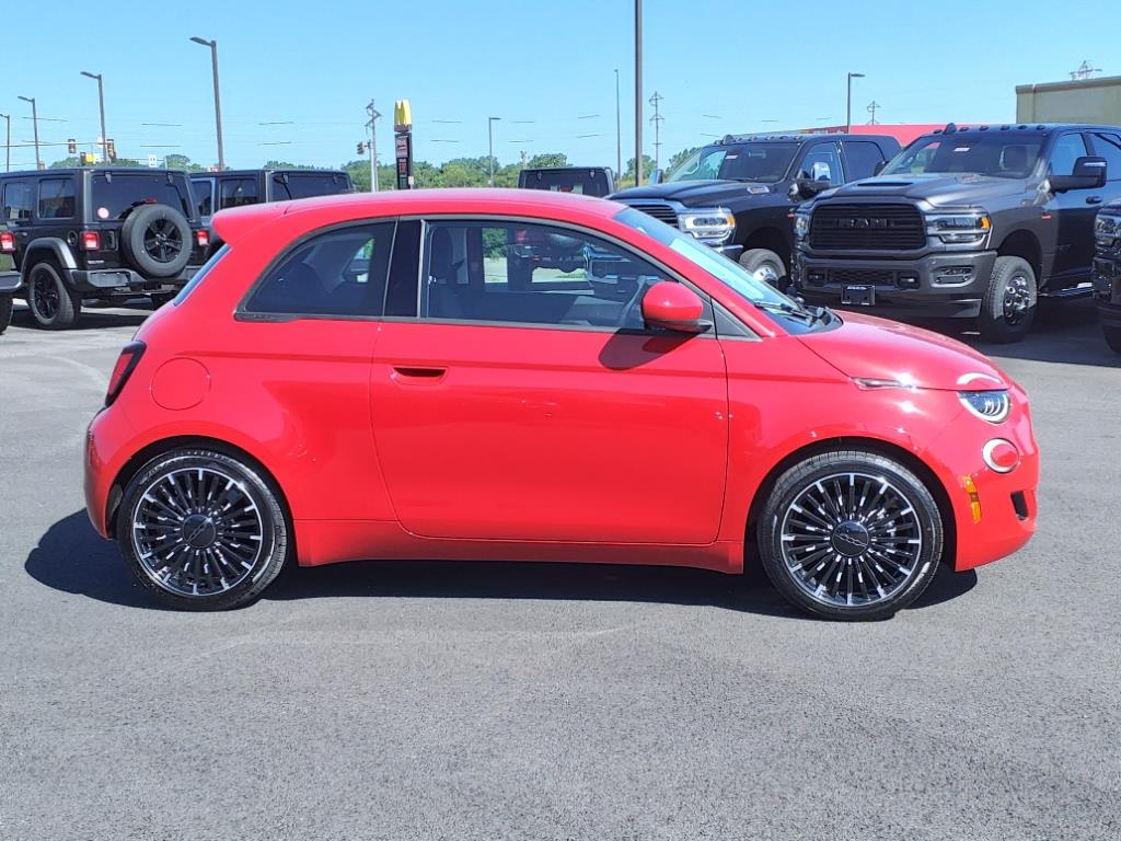 2024 Fiat 500e Red photo 2
