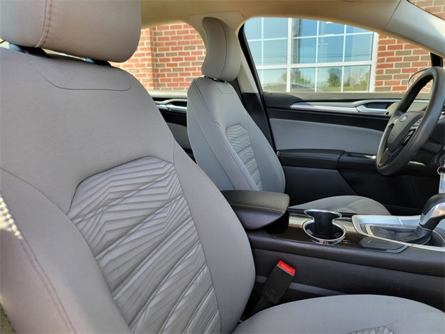 2016 Ford Fusion S photo 15