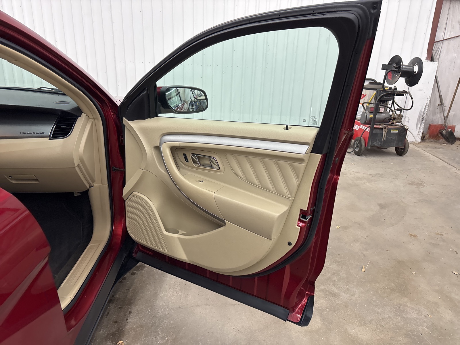2018 Ford Taurus SEL photo 19