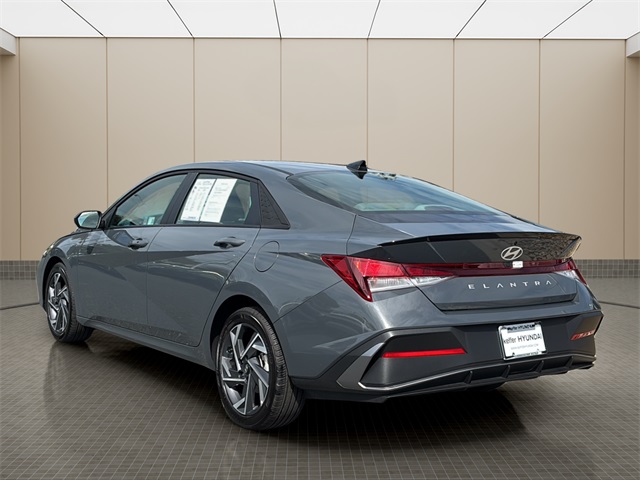 2025 Hyundai Elantra SEL Sport photo 3