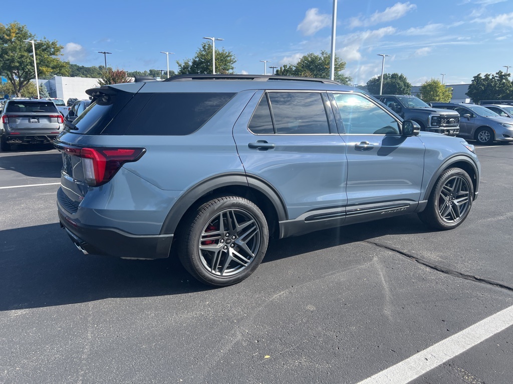 2025 Ford Explorer ST photo 4