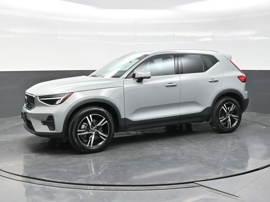 2025 Volvo XC40 Core photo 2