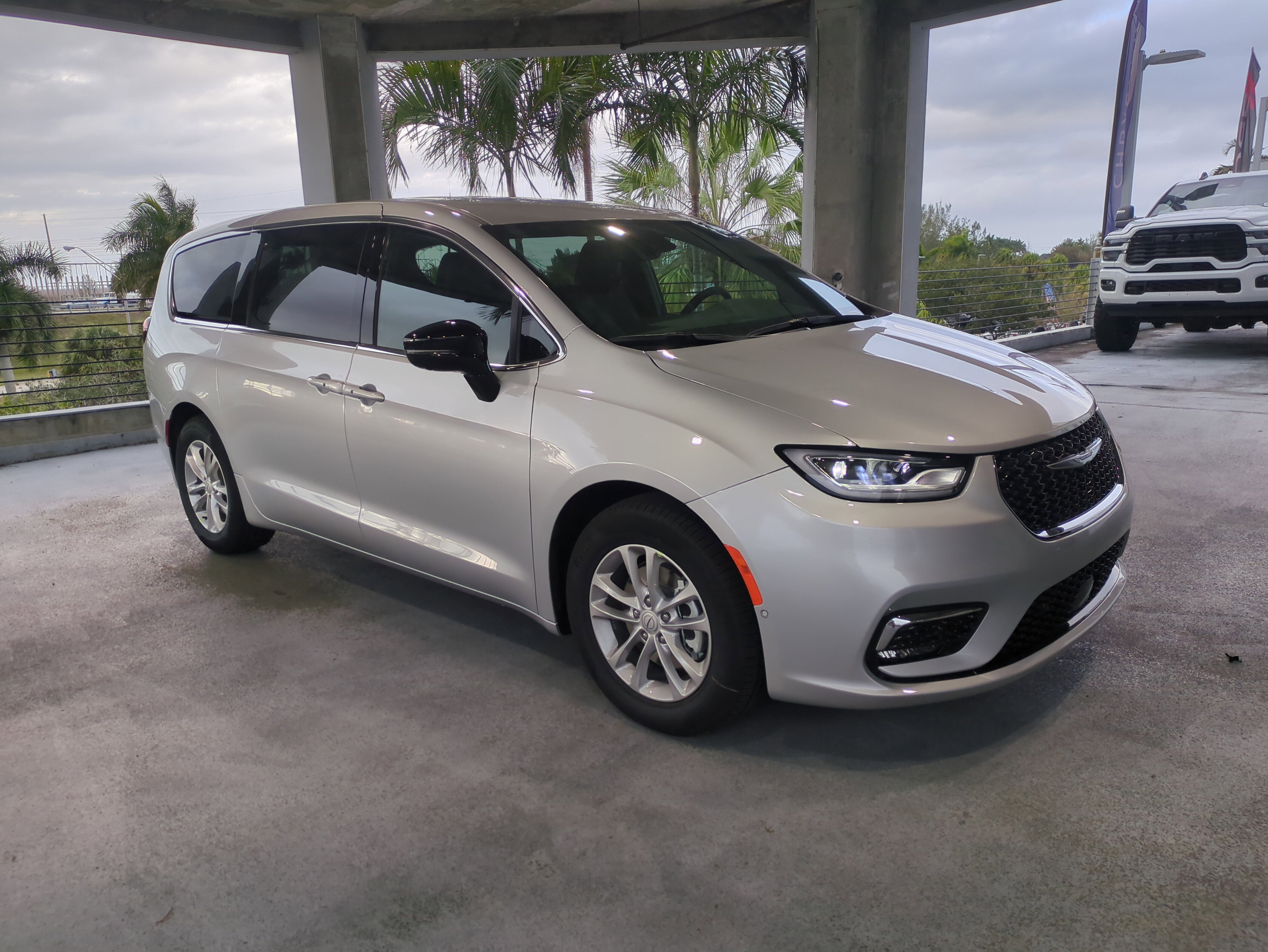 2026 Chrysler Pacifica Select's photo