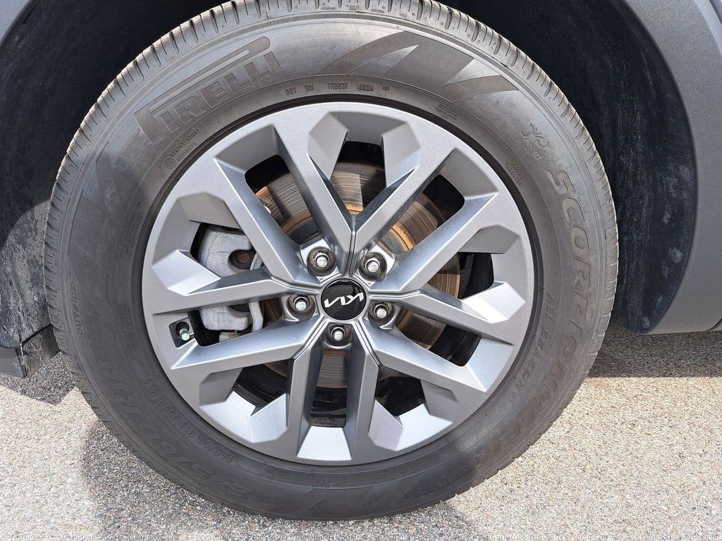 2024 Kia Telluride LX photo 8