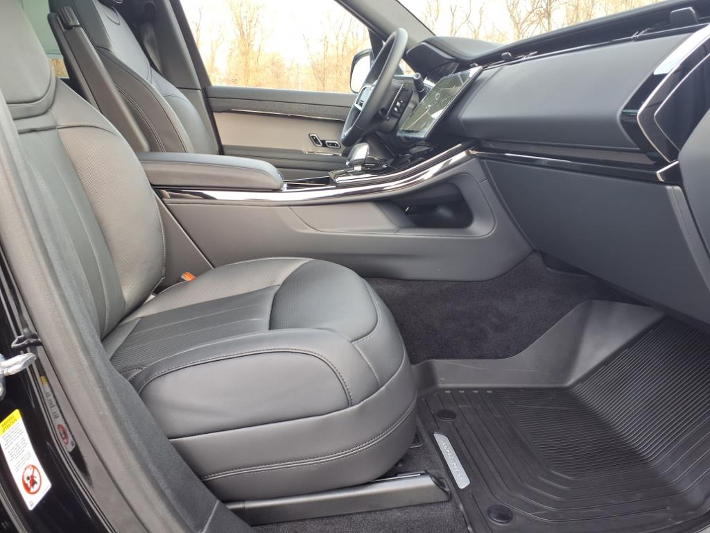 2025 Land Rover Range Rover Sport SE photo 3