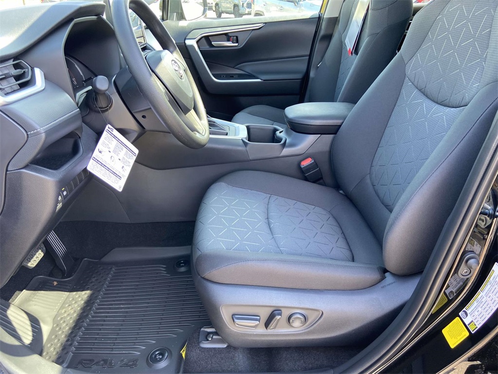 2025 Toyota RAV4 XLE photo 10