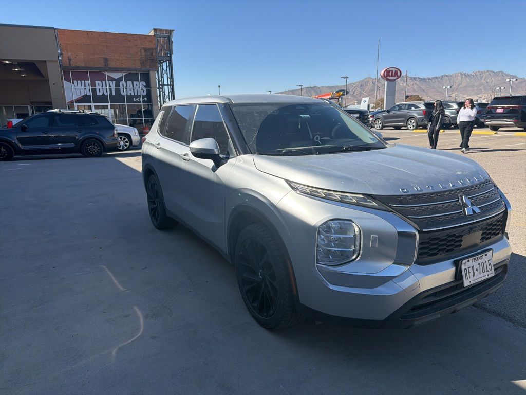 2022 Mitsubishi Outlander ES's photo