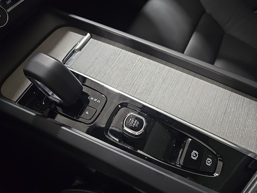 2025 Volvo XC60 B5 Plus photo 13