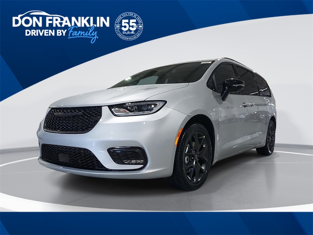 2026 Chrysler Pacifica Limited's photo