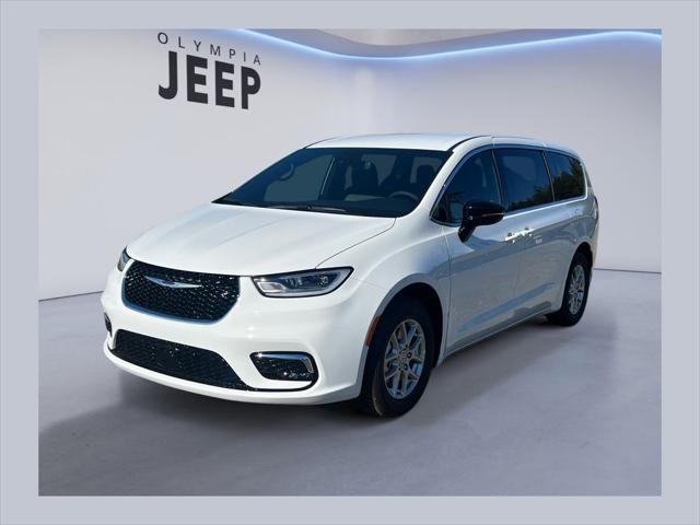 2026 Chrysler Pacifica Select's photo