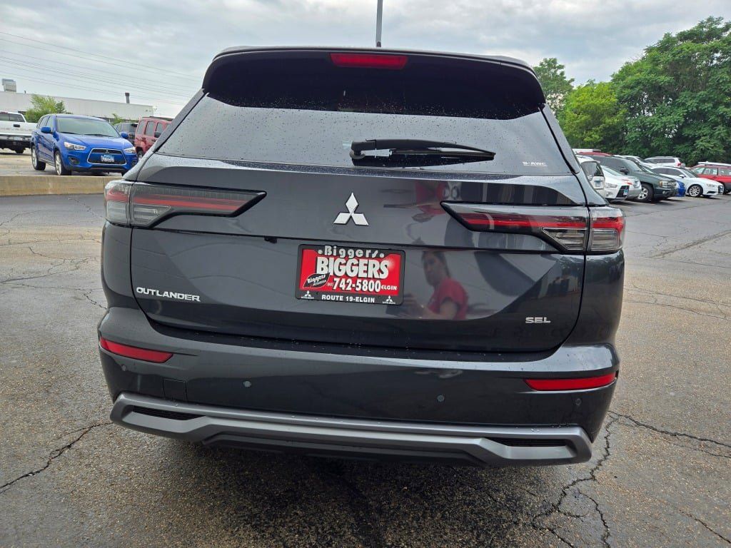 2025 Mitsubishi Outlander SEL photo 2