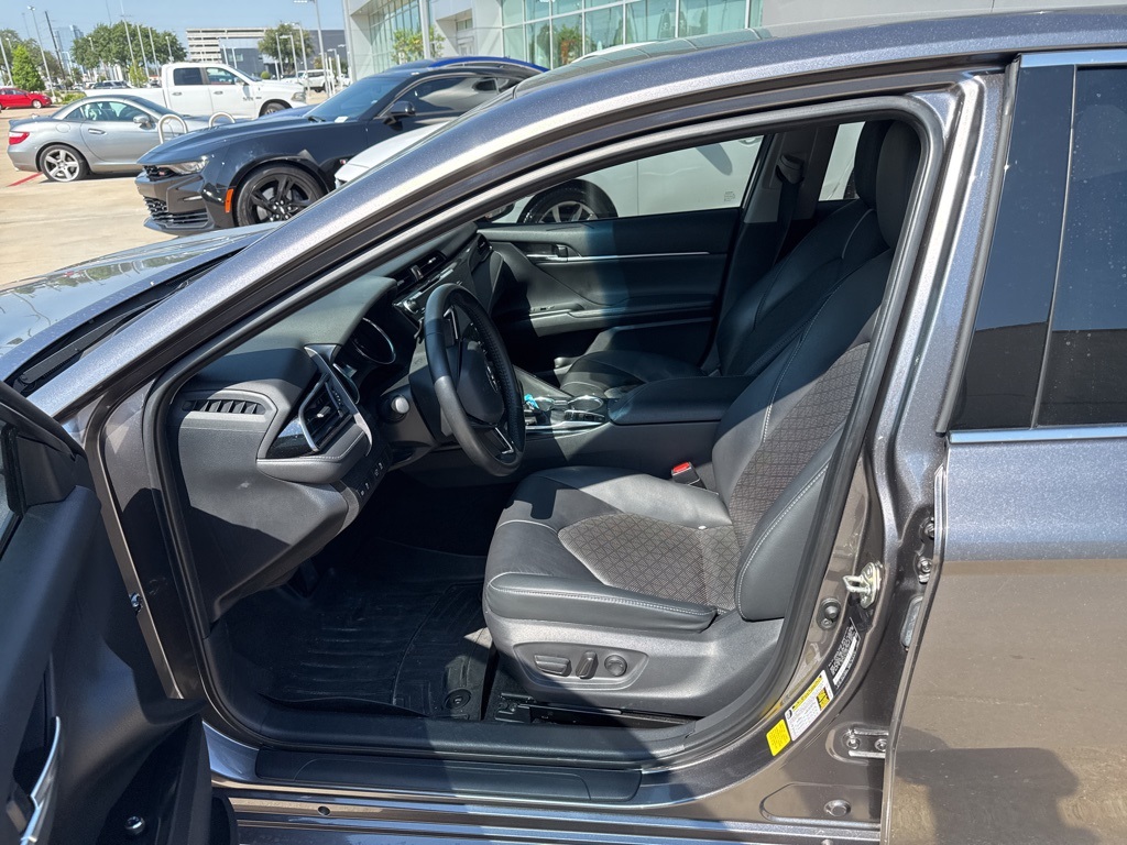 2019 Toyota Camry XSE photo 2