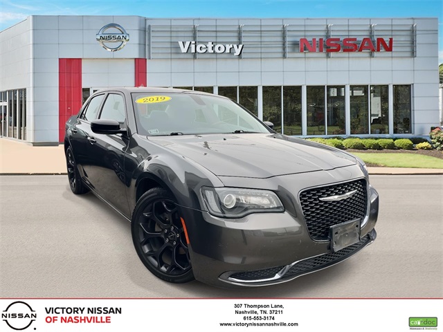 2019 Chrysler 300 Touring's photo
