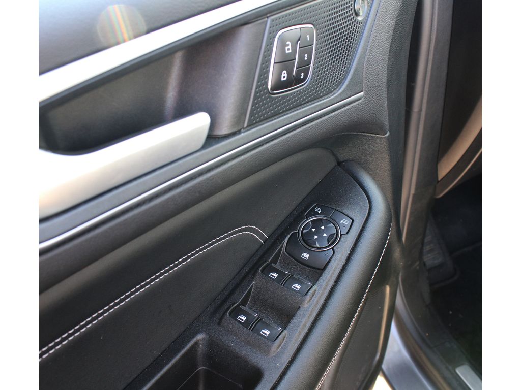 2024 Ford Edge Titanium photo 3