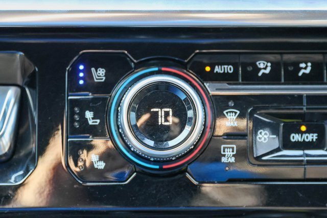 Used 2022 White Frost Tricoat GMC Denali image 32