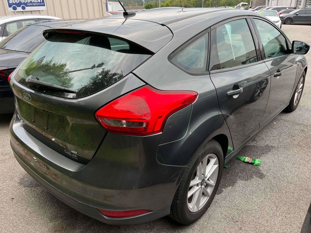 2018 Ford Focus SE photo 2