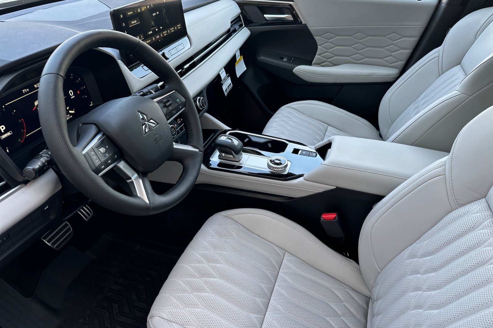 2025 Mitsubishi Outlander SEL photo 9