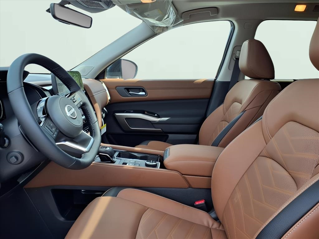 2025 Nissan Pathfinder Platinum photo 2