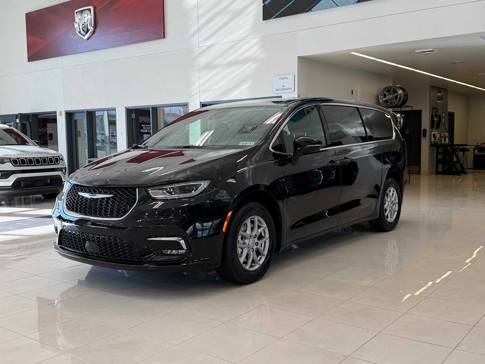 2026 Chrysler Pacifica Select's photo