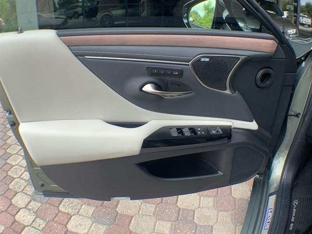 2024 Lexus ES 300h Ultra Luxury photo 13
