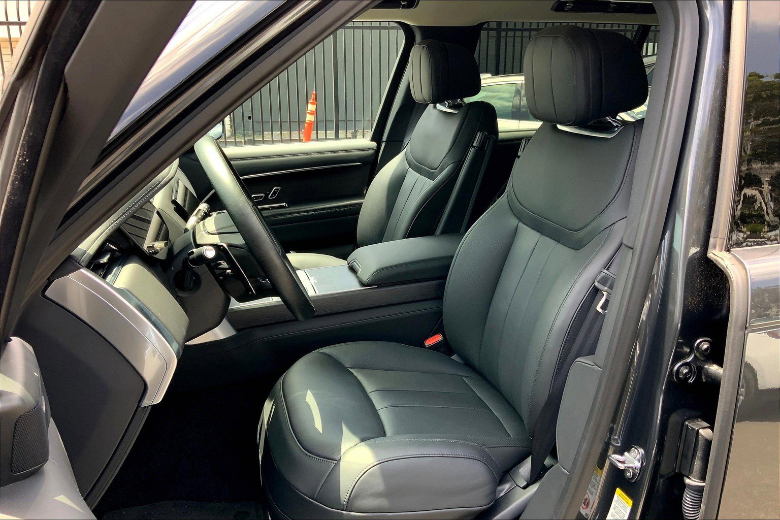 2025 Land Rover Range Rover SE photo 3