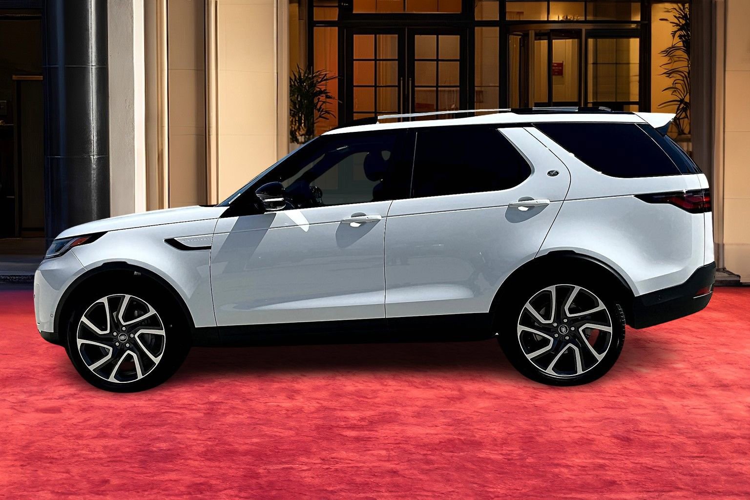 2025 Land Rover Discovery S photo 3