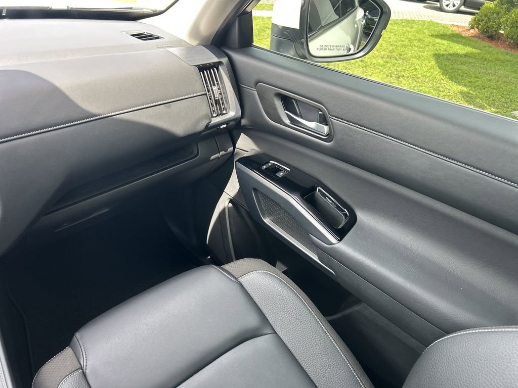 2024 Nissan Pathfinder SL photo 16
