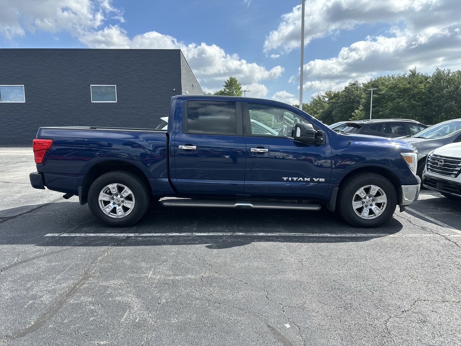 2019 Nissan Titan SV photo 6
