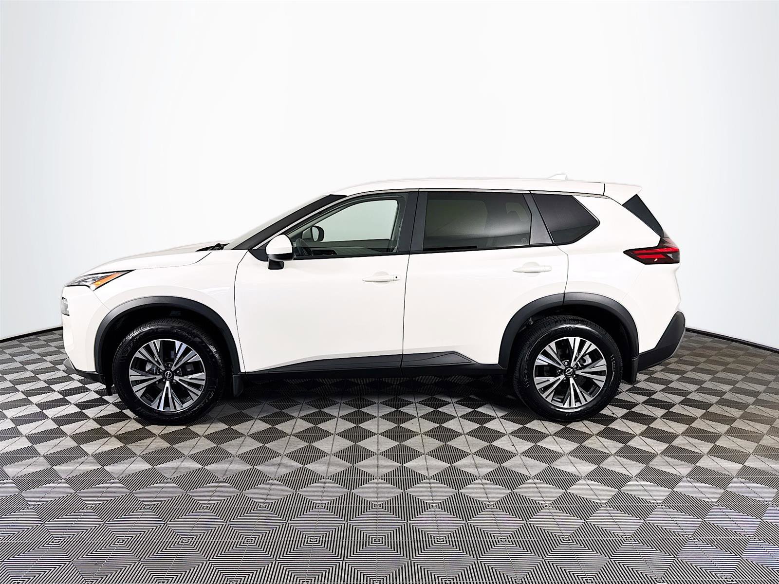 2023 Nissan Rogue SV photo 3