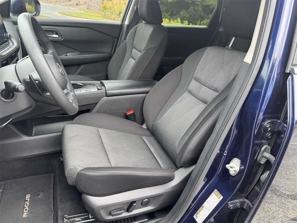 2024 Nissan Rogue SV photo 16